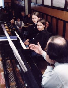 Lekcja z Natalią i Zuzanną Pawlaszek - utalentowanymi uczennicami Państwowej Szkoły Muzycznej I stopnia w Bystrzycy Kłodzkiej (III 2001 r.)